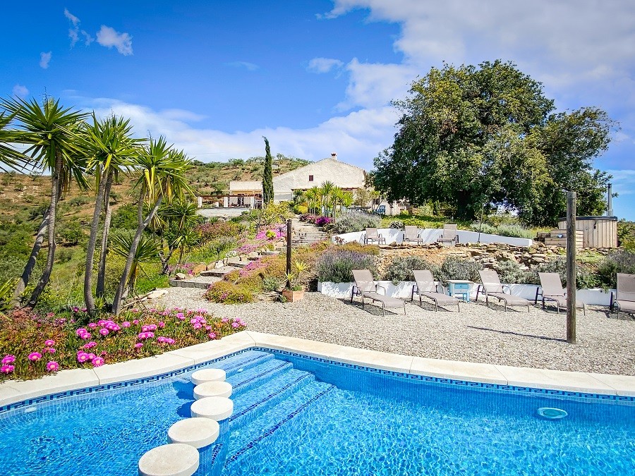 zwembad en tuin Vallei Ayora